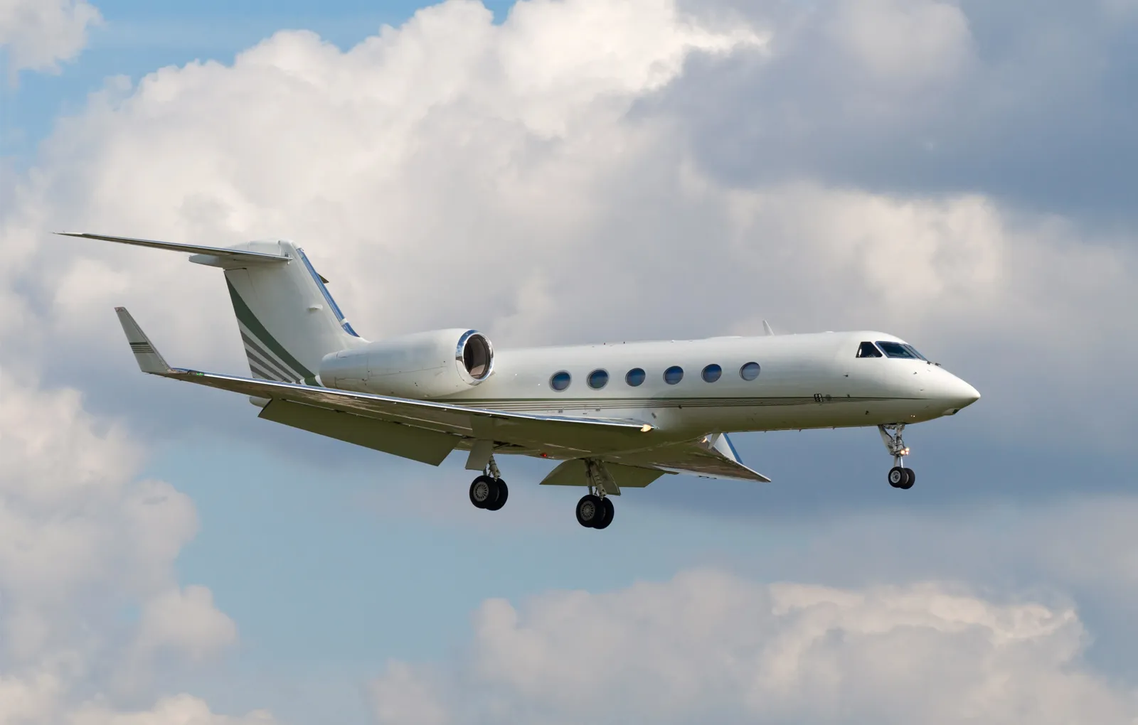 Gulfstream-G450-business-jet-passengers